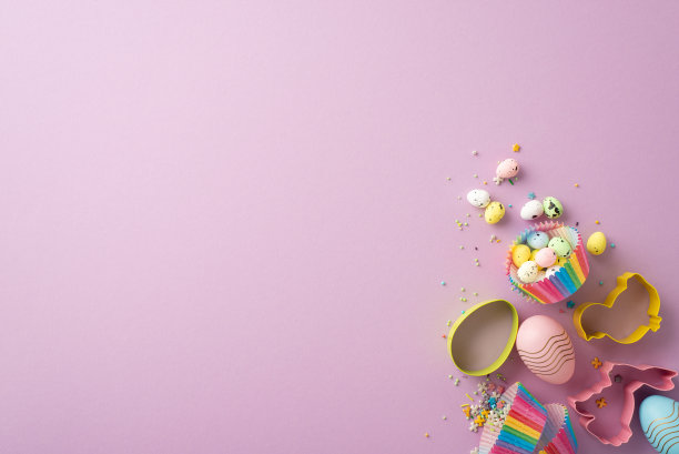 复活节烹饪概念。顶部视图照片动物形状的烘焙模具粉红色和蓝色复活节彩蛋和洒在孤立的粉彩紫色背景与空白图片下载