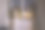 年轻女子在夜间使用智能手机的正面视图，背景是城市景观图片下载