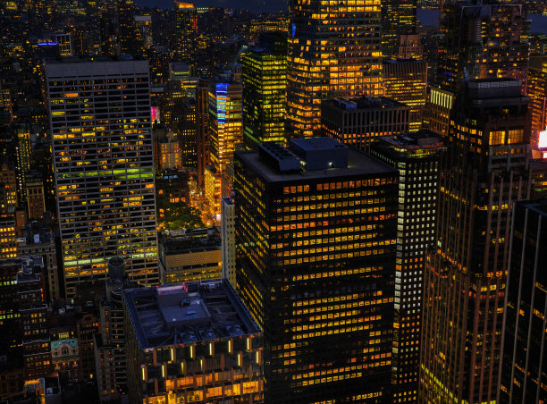 夜间纽约曼哈顿地区天际线的鸟瞰图图片下载