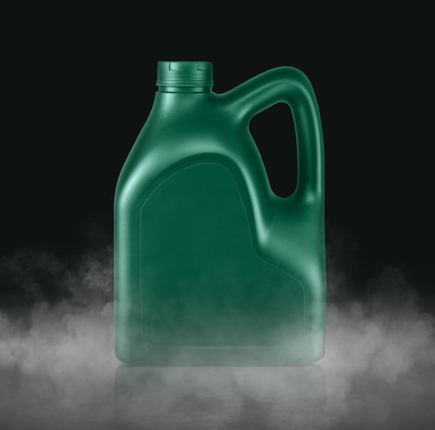 塑料罐的机油与冷蒸汽一个孤立的黑暗工作室背景图片下载