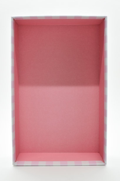 打开白色背景上漂亮的粉色纸盒图片下载