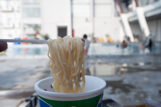 面条与游泳池背景图片下载