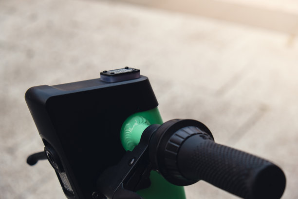 电动滑板车在街上，电动滑板车上有二维码，租赁服务应用程序。城市的替代交通工具。生态友好的图片下载