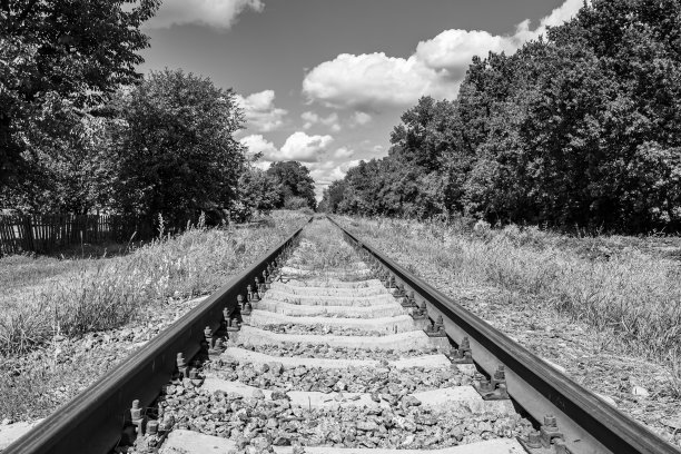 在铁路上经过火车后拍摄主题铁路轨道图片下载