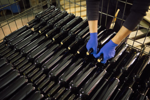 葡萄酒工厂的装瓶图片下载