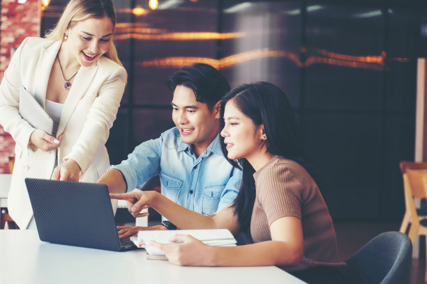 商业年轻人合作伙伴妇女和商人现在和开始新的项目一起成功户外现代办公室。团队合作与经营理念图片下载