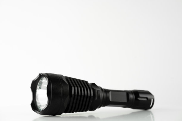 黑色大手电筒在白色背景水平站立图片下载