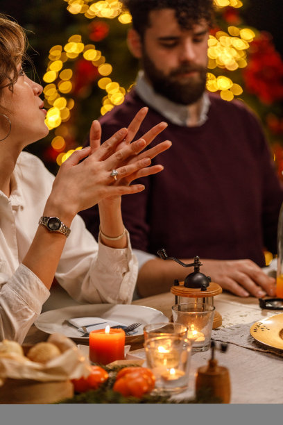 一名年轻女子在圣诞晚宴上与朋友们分享一个有趣的故事图片下载