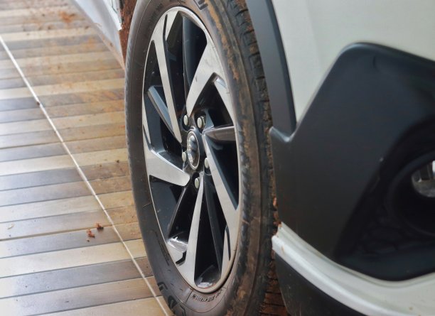 轮胎和汽车轮辋图片下载