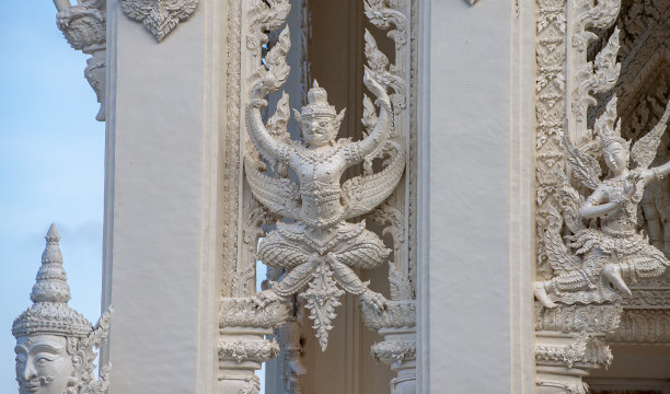 泰国春丰省的白色寺庙图片下载