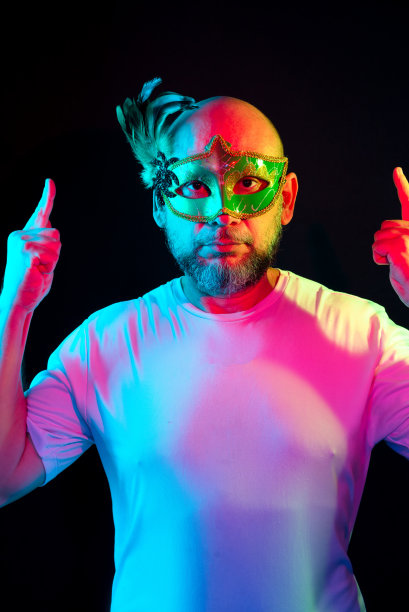 男子肖像，光头，戴着狂欢节面具和白衬衫。面部表情。图片下载