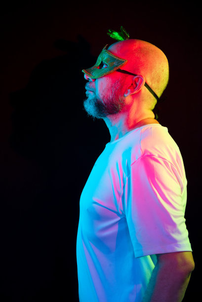 工作室肖像光头男子，胡须，戴着狂欢节面具。图片下载