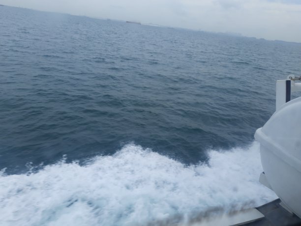 从船上可以看到开阔的大海图片下载