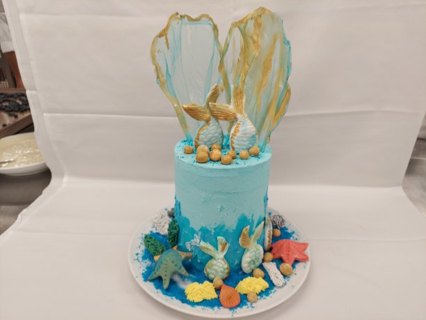 天蓝色的鱼缸盘子上有蛋糕图片下载