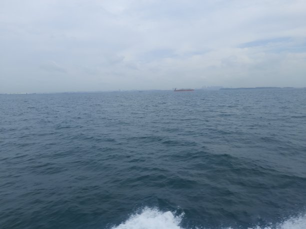 从船上可以看到开阔的大海图片下载