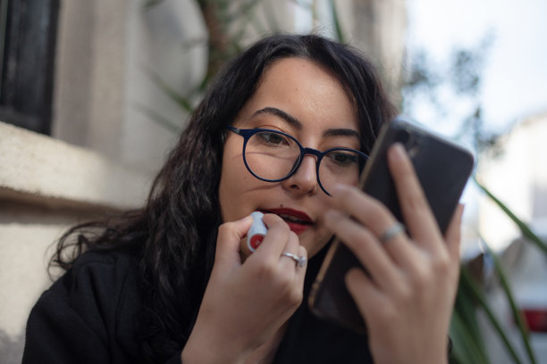 年轻的黑发女子正在化妆。图片下载