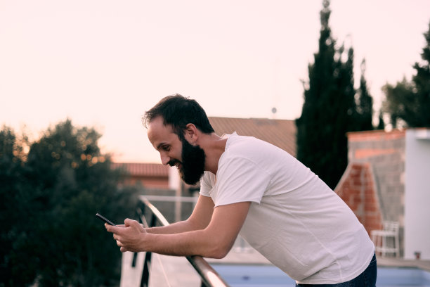 一个年轻人在他的森林小屋里用聊天软件图片下载