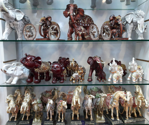 土耳其旅游市场上的大象和马雕像。图片下载