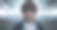 一个十几岁的男孩独自站在学校的楼梯上。男生觉得难过不开心图片下载
