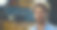 自信的男子司机站在黄色的公共汽车看着相机在阳光下近距离。图片下载