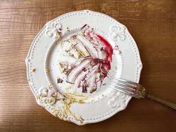 在木桌上吃完甜点后盘子变脏图片下载