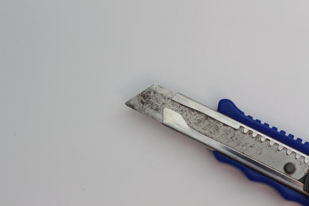 一个蓝色切割机的特写图片下载