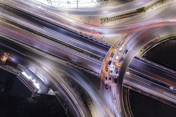 高速公路顶视图，道路交通的重要基础设施，无人机鸟瞰图，环形飞行，交通运输，公共交通或通勤城市生活的经济和能源的概念，交通。图片下载