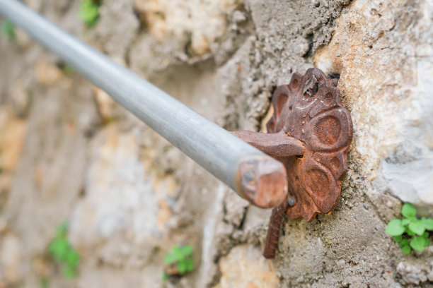 旧城狭窄街道上的栏杆细节特写，爱琴海的路线，旧城的细节，度假时间图片下载