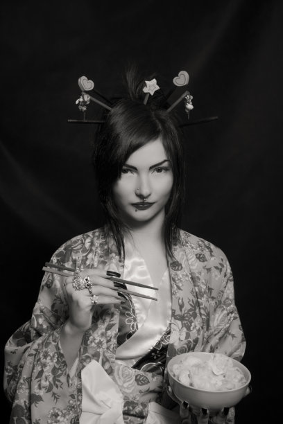 亚洲女孩吃饺子图片下载