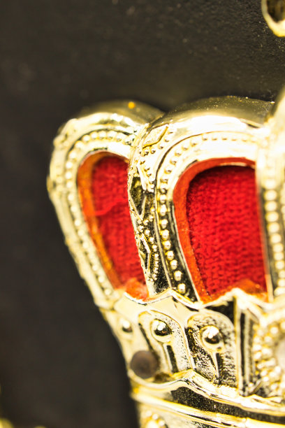 颁奖典礼上有金冠设计的盾牌图片下载