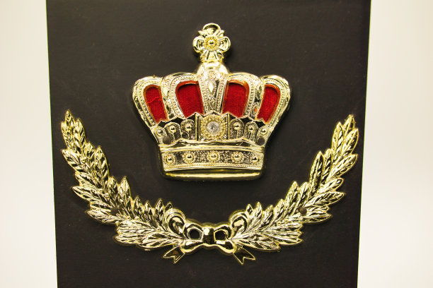 颁奖典礼上有金冠设计的盾牌图片下载