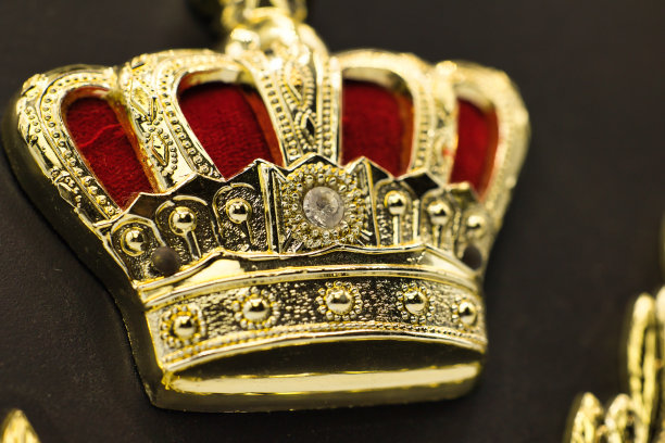 颁奖典礼上有金冠设计的盾牌图片下载