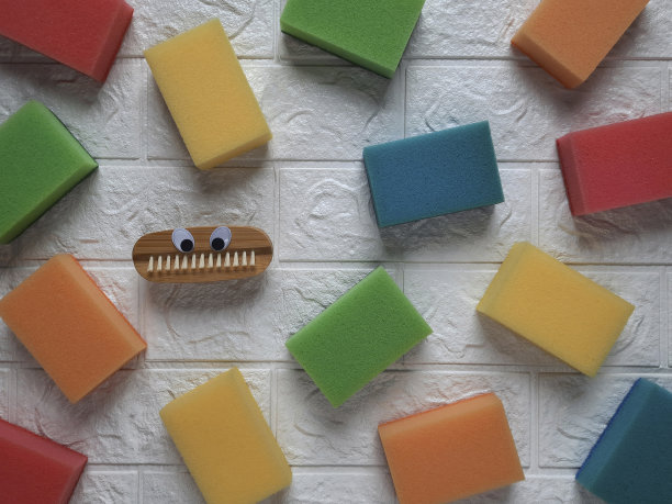 背景来自厨房海绵。中间是带眼睛的清洁刷。肃清的概念。图片下载