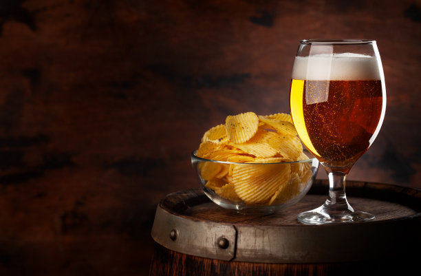 啤酒杯放在木桶上图片下载