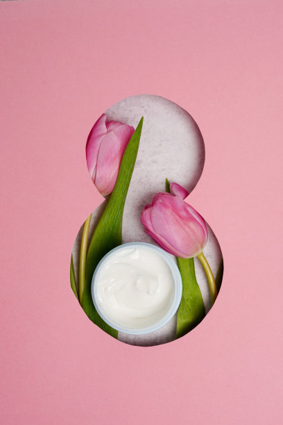 八张三月粉贺卡配郁金香和彩妆面霜，平铺图片下载