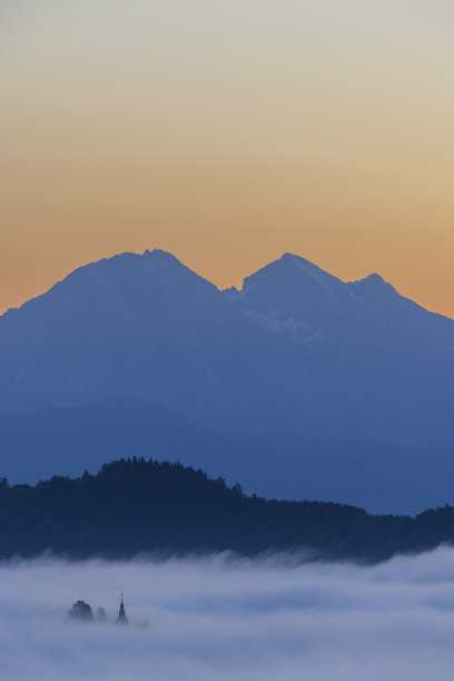 斯洛文尼亚Skofja Loka附近的圣托马斯教堂(Cerkev Sveti Tomaz)景观图片下载