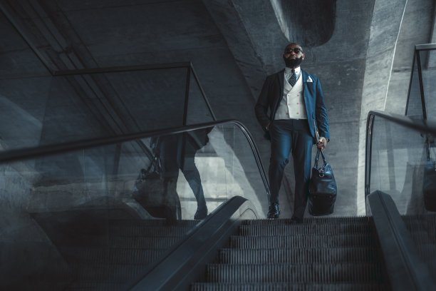 一个黑人走下移动楼梯图片下载