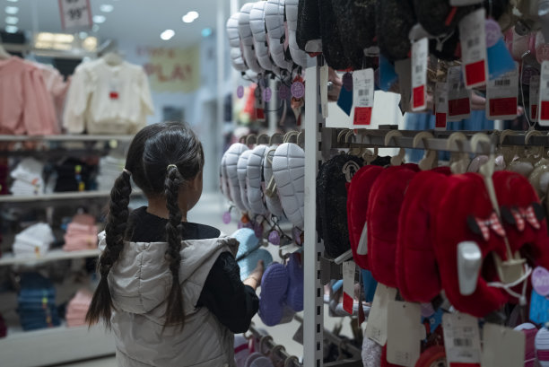 小女孩在购物中心挑选鞋子图片下载