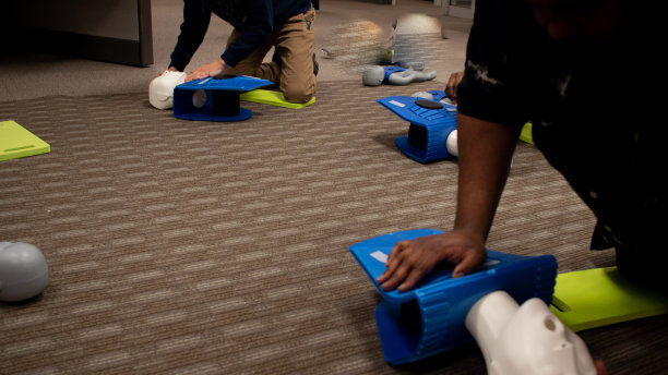 由保安在办公室进行心肺复苏术训练图片下载