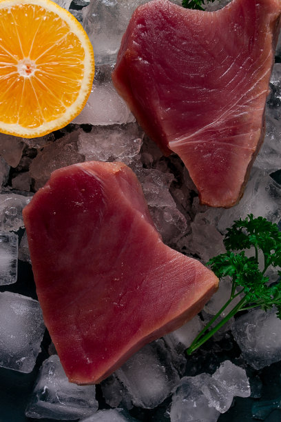 新鲜的生牛排，金枪鱼，加冰，俯视图，特写，图片下载
