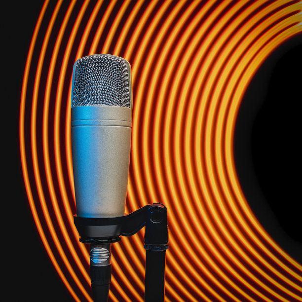 播客演播室麦克风前方有橙色条纹灯图片下载