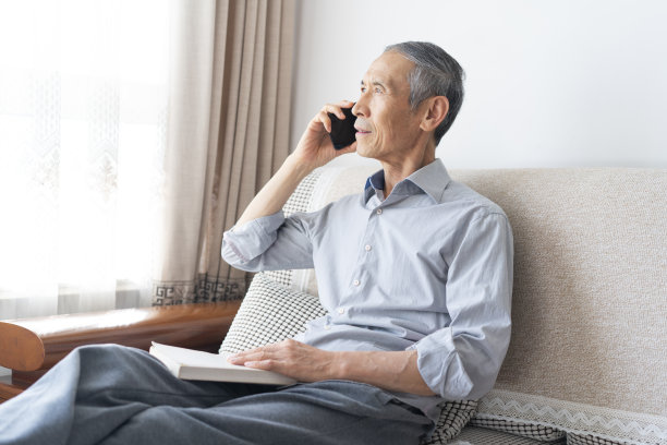 有个老头在打电话图片下载