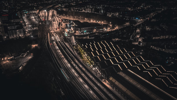 火车站和火车站夜间鸟瞰图。图片下载