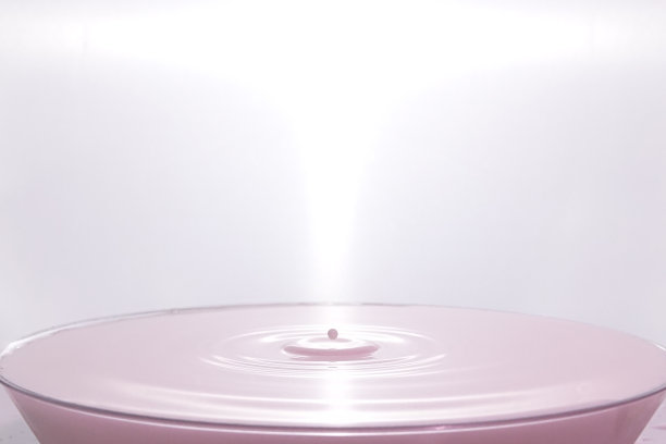 倒入一杯粉色牛奶图片下载