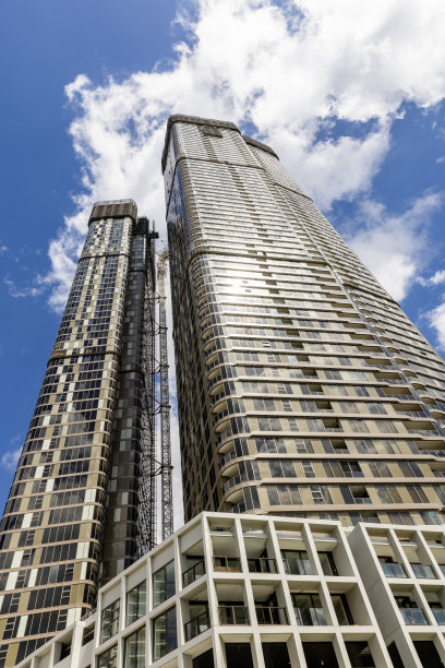 在城市中建造摩天大楼，低角度视野，背景与复制空间图片下载