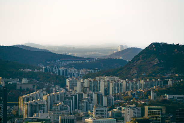 韩国首尔的天际线是一个阳光明媚的日子图片下载