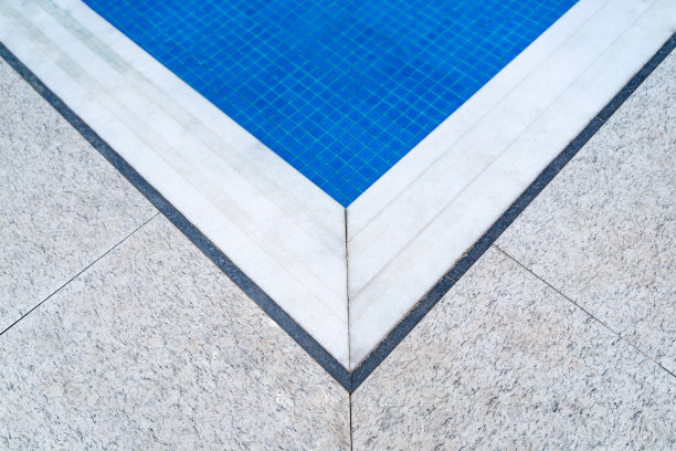 休闲娱乐区紧邻游泳池图片下载