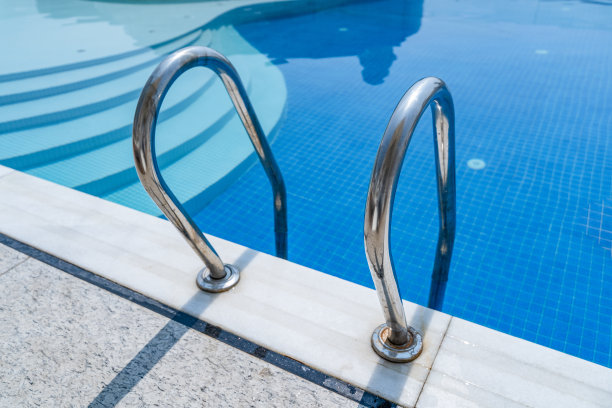 休闲娱乐区紧邻游泳池图片下载