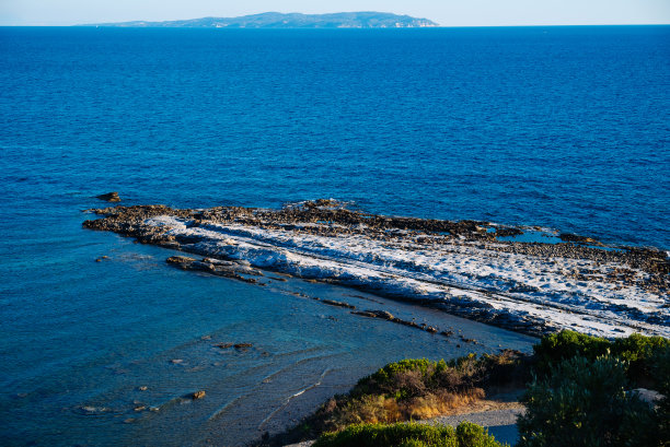 从Arkoudilas的观点看风景沙滩，山脉，爱奥尼亚海科孚岛，希腊。高质量照片图片下载