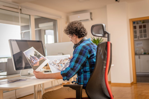 建筑师在办公室工作与住宅项目图片下载